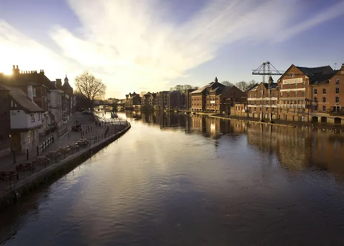 51 Main Avenue Luxurious Modern House With Garden & Parking Pass The Keys York