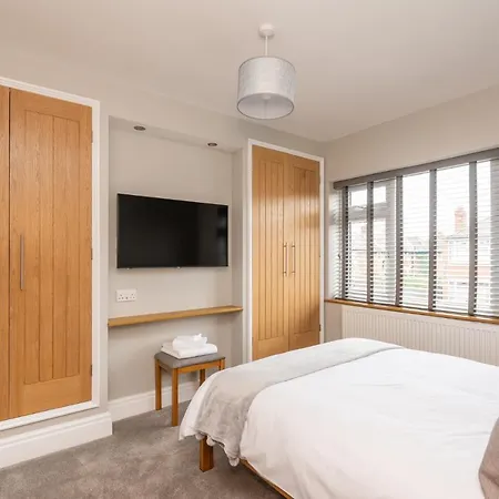 51 Main Avenue Luxurious Modern House With Garden & Parking Pass The Keys 펜션