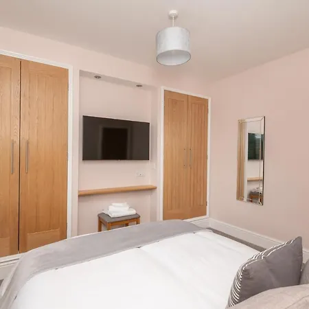 펜션 51 Main Avenue Luxurious Modern House With Garden & Parking Pass The Keys 요크