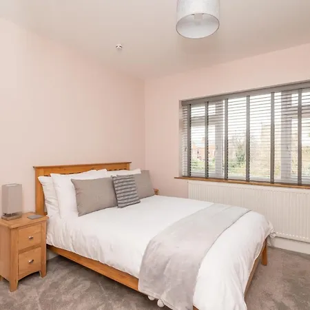 Hébergement de vacances 51 Main Avenue Luxurious Modern House With Garden & Parking Pass The Keys York
