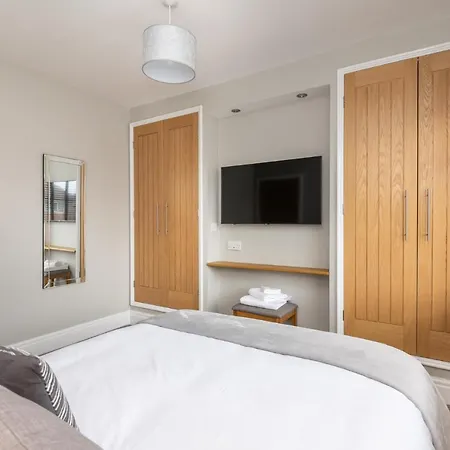 Hébergement de vacances 51 Main Avenue Luxurious Modern House With Garden & Parking Pass The Keys