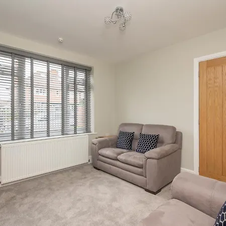 51 Main Avenue Luxurious Modern House With Garden & Parking Pass The Keys