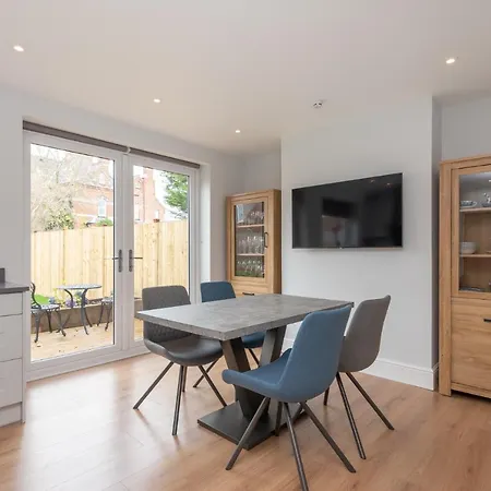 펜션 51 Main Avenue Luxurious Modern House With Garden & Parking Pass The Keys 요크