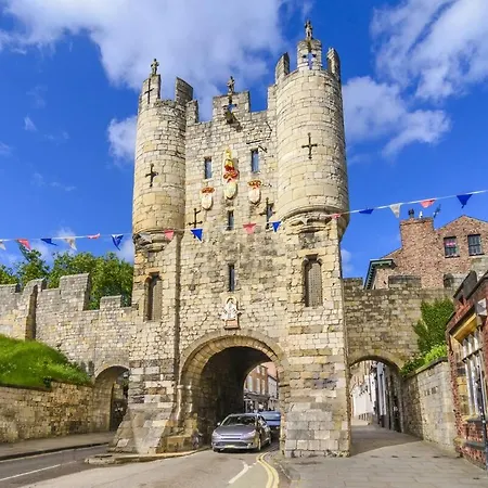 51 Main Avenue Luxurious Modern House With Garden & Parking Pass The Keys Semesterbostad