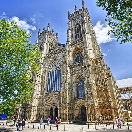 51 Main Avenue Luxurious Modern House With Garden & Parking Pass The Keys 펜션 *