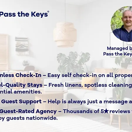 펜션 51 Main Avenue Luxurious Modern House With Garden & Parking Pass The Keys