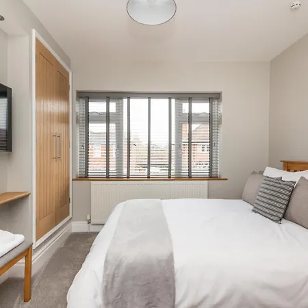 51 Main Avenue Luxurious Modern House With Garden & Parking Pass The Keys York