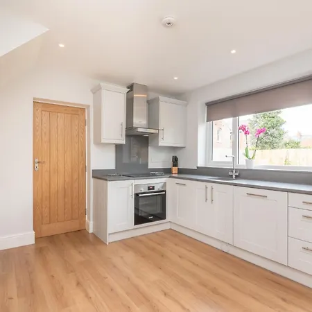 Dom wakacyjny 51 Main Avenue Luxurious Modern House With Garden & Parking Pass The Keys *