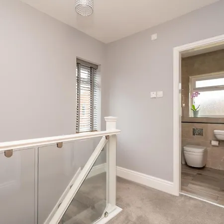Dom wakacyjny 51 Main Avenue Luxurious Modern House With Garden & Parking Pass The Keys York