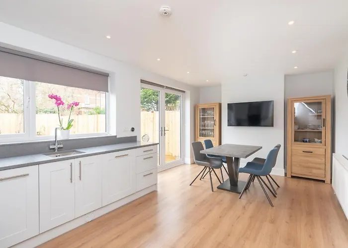 51 Main Avenue Luxurious Modern House With Garden & Parking Pass The Keys Semesterbostad