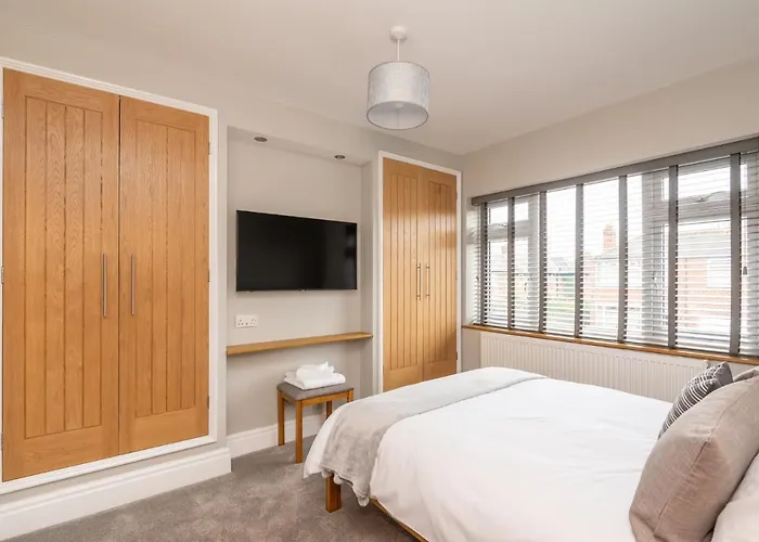 51 Main Avenue Luxurious Modern House With Garden & Parking Pass The Keys Semesterbostad