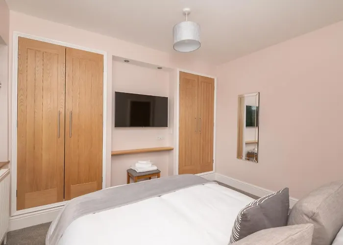 Semesterbostad 51 Main Avenue Luxurious Modern House With Garden & Parking Pass The Keys York