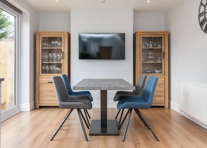 51 Main Avenue Luxurious Modern House With Garden & Parking Pass The Keys Semesterbostad