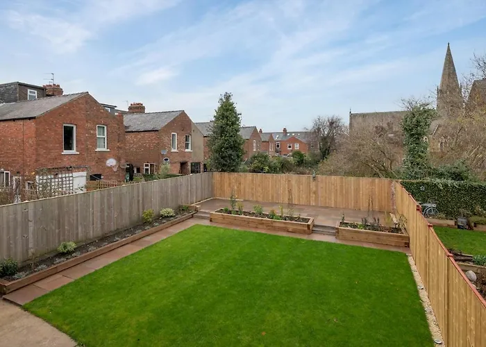 51 Main Avenue Luxurious Modern House With Garden & Parking Pass The Keys