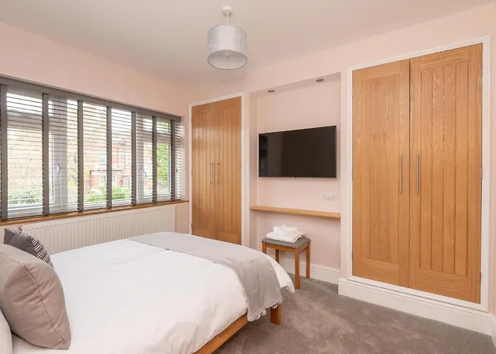 51 Main Avenue Luxurious Modern House With Garden & Parking Pass The Keys Semesterbostad