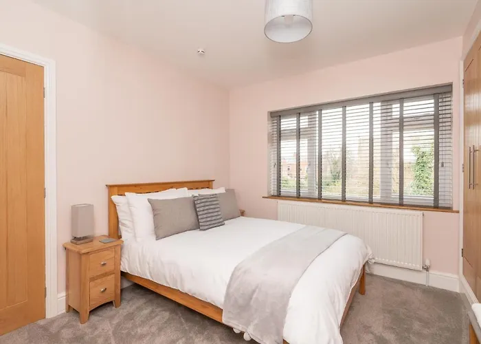 Semesterbostad 51 Main Avenue Luxurious Modern House With Garden & Parking Pass The Keys York