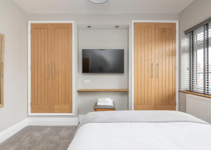 51 Main Avenue Luxurious Modern House With Garden & Parking Pass The Keys