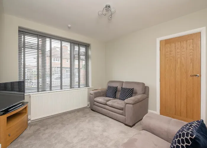 51 Main Avenue Luxurious Modern House With Garden & Parking Pass The Keys