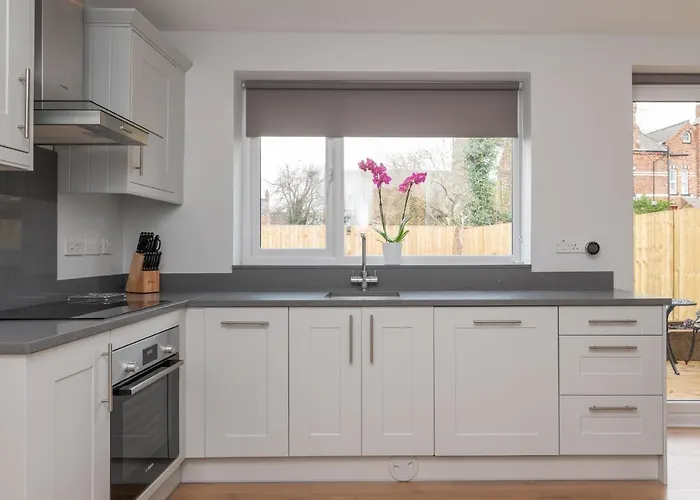 51 Main Avenue Luxurious Modern House With Garden & Parking Pass The Keys York