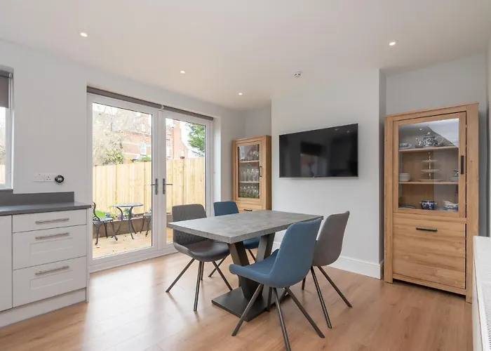 Semesterbostad 51 Main Avenue Luxurious Modern House With Garden & Parking Pass The Keys York