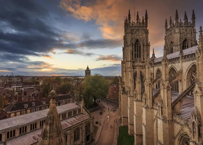 Semesterbostad 51 Main Avenue Luxurious Modern House With Garden & Parking Pass The Keys York