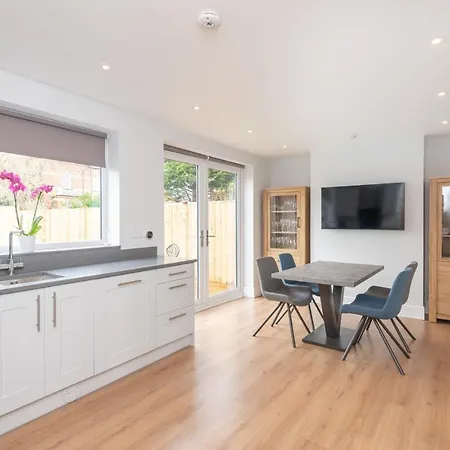 51 Main Avenue Luxurious Modern House With Garden & Parking Pass The Keys Vakantiehuis