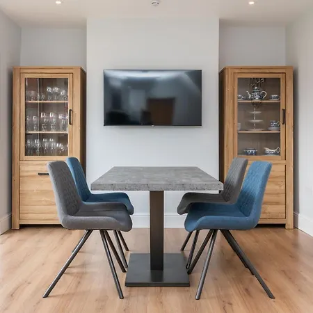 51 Main Avenue Luxurious Modern House With Garden & Parking Pass The Keys Vakantiehuis