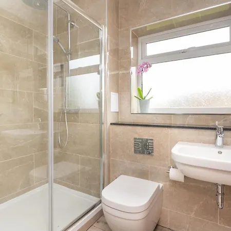 Vakantiehuis 51 Main Avenue Luxurious Modern House With Garden & Parking Pass The Keys York