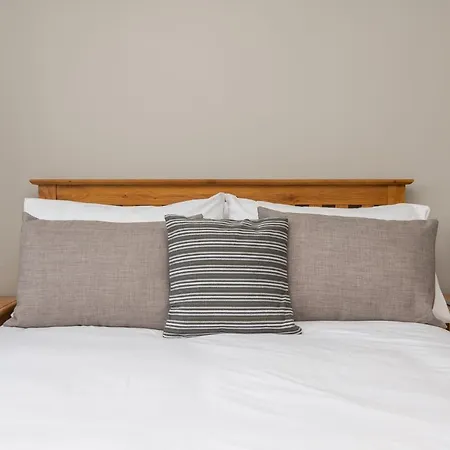 Vakantiehuis 51 Main Avenue Luxurious Modern House With Garden & Parking Pass The Keys