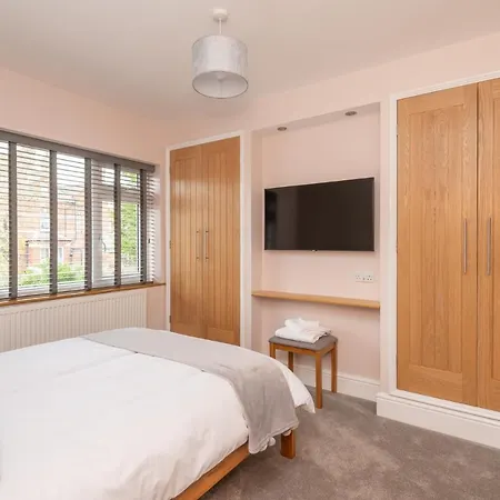 51 Main Avenue Luxurious Modern House With Garden & Parking Pass The Keys Vakantiehuis