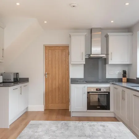 Vakantiehuis 51 Main Avenue Luxurious Modern House With Garden & Parking Pass The Keys York