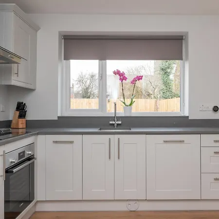 51 Main Avenue Luxurious Modern House With Garden & Parking Pass The Keys York