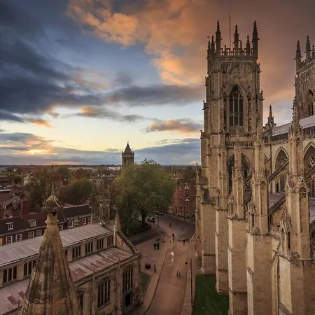 Vakantiehuis 51 Main Avenue Luxurious Modern House With Garden & Parking Pass The Keys York